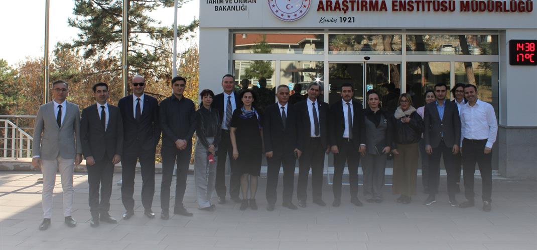 Azerbaycan Gıda ve Tarım Örgütü-FAO aracılığıyla Ülkemizi ziyaret eden Azerbaycan Tarım Hizmetleri Ajansı heyeti ziyaret programlari kapsamında Veteriner Hizmetleri ve Halk Sağlığı Daire Başkanı Burak DEVECİ eşliğinde Enstitümüzü ziyaret etti.